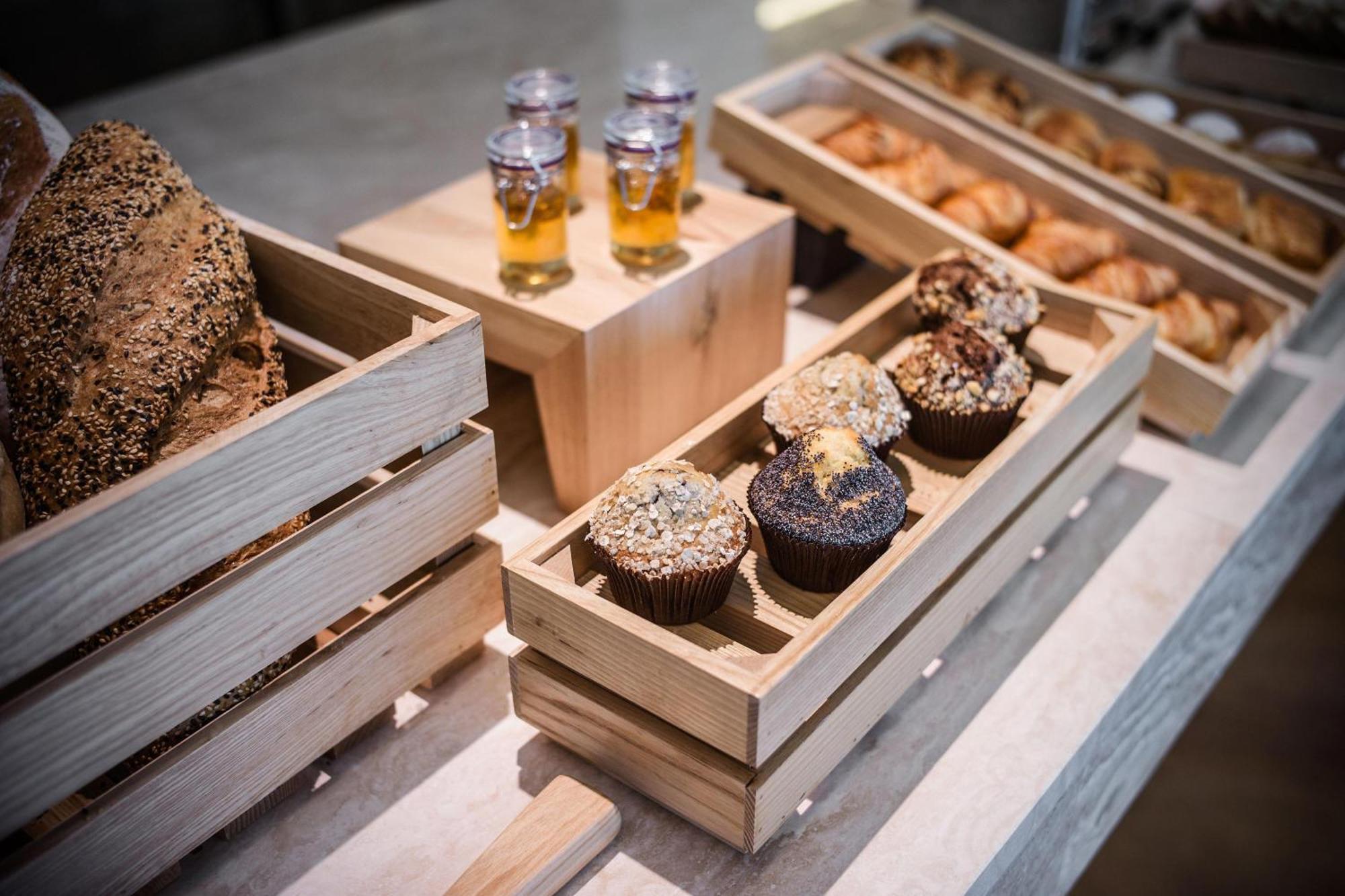 เชอราตัน บาคุ อินทูริสต์ Hotel บากู ภายนอก รูปภาพ A selection of muffins at a buffet