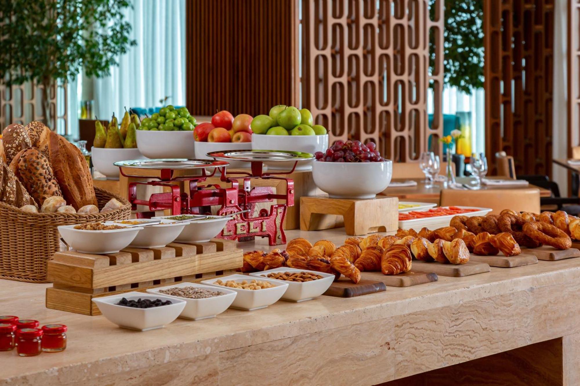เชอราตัน บาคุ อินทูริสต์ Hotel บากู ภายนอก รูปภาพ A breakfast buffet at a hotel