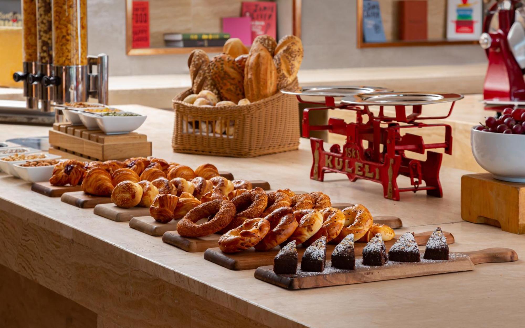 เชอราตัน บาคุ อินทูริสต์ Hotel บากู ภายนอก รูปภาพ A selection of breads and pastries at a buffet